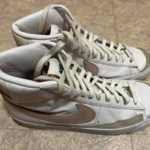 Nike Womens Blazer Mid 77 Size 10.5 CZ1055-118 White Casual Shoes Sneakers